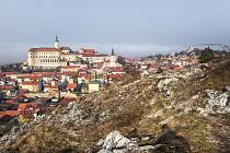 Dominantou města Mikulov je zámek. Nejkrásnější výhled na něj je ze Svatého kopečku.