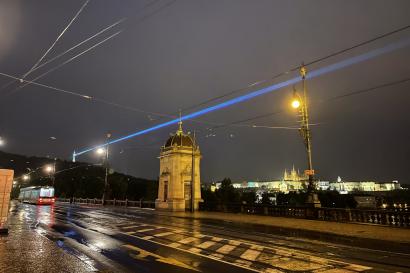 Laserový paprsek nad Prahou