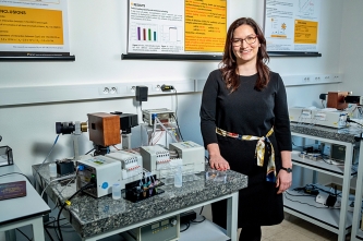 Markéta Bocková v laboratoři Optických biosenzorů