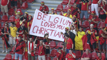 Přestaňte hrát! Belgičané s Dány v 10. minutě podpořili Eriksena, tleskal i rozhodčí