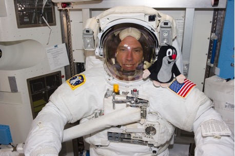 První snímek Krtka astronauta přišel od Andrewa Feustela z paluby Mezinárodní vesmírné stanice ISS ve čtvrtek 26. května 2011, jedenáctý den po startu. (foto © Do kosmu s Krtkem, 2011)
