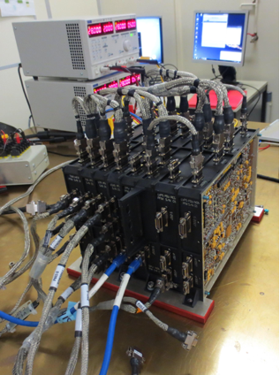 Letový model přístroje pro studium kosmického plazmatu RPW,  dvě jednotky LVPS-PDU jsou patrné v pravé části sestavy a jednotka TDS je třetí karta zleva.