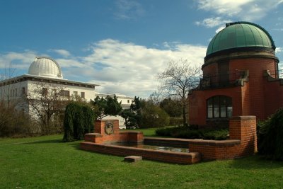 Centrální kopule a budova Slunečního oddělení ondřejovského pracoviště Astronomického ústavu AV ČR. Foto: AsÚ.