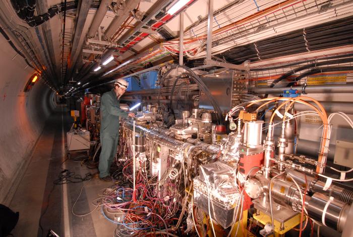 Pracovníci Fyzikálního ústavu stáli u zrodu experimentu TOTEM. Nejdříve zprostředkovali pražskou výrobu vakuově-mechanických částí protonových detektorů, které se staly nedílnou součástí urychlovače LHC. 