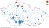 Hlavní celky druhově bohatých  bělokarpatských luk (podle P. Hájkové a kol. 2011) - zeleně - s vyznačením nejbohatší lokality Čertoryje - červeně, pískovcová skalní města České tabule - hnědě - a hlavní rybniční oblasti České republiky - modře, vymezené  plochou rybníků větší než 100 ha  (větší modré body) nebo 40–100 ha (menší modré body) na území  o velikosti 3 × 5 zeměpisných minut. Orig. mapy O. Hájek