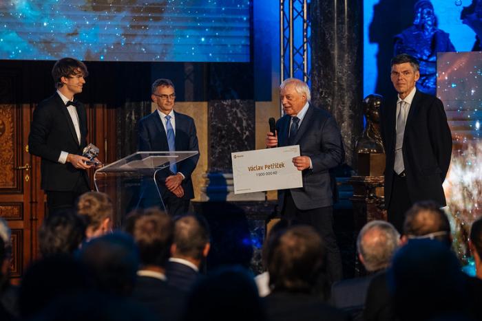 Ceny Neuron 2021 se udílely v Panteonu Národního muzea. Václav Petříček převzal nejvyšší udílenou cenu za celoživotní přínos vědě.