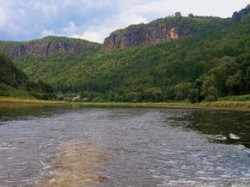 Labe opouští Čechy divokým kaňonem s pískovcovými stěnami, pod nimiž se zelenají naše nejníže položené bučiny. Foto L. Juřičková / © L. Juřičková