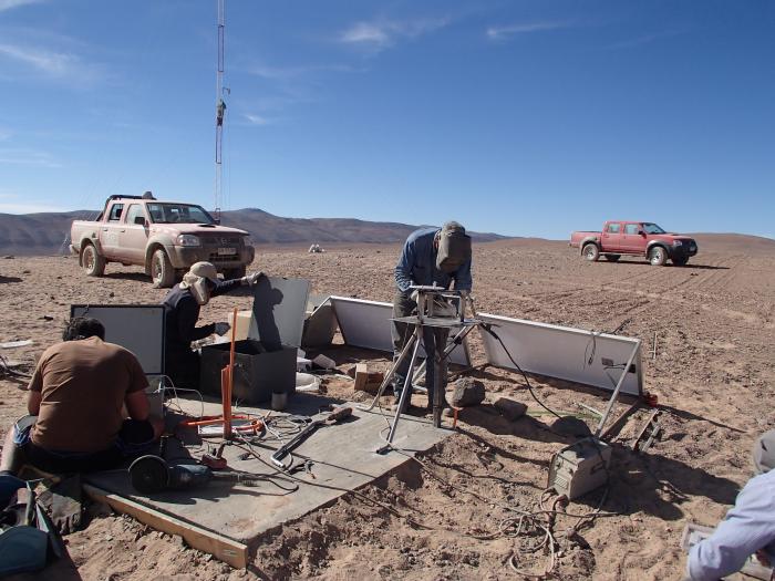 Příprava instalace prvních atmosférických zařízení na jižní části observatoře CTA v Chile, pracovníci FZÚ.