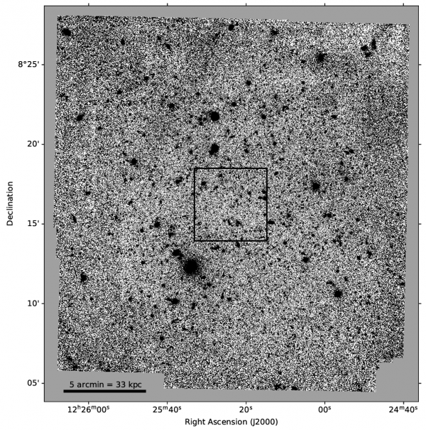 Složený a kalibrovaný snímek centrovaný na polohu objektu AGESVC1 282. Rozměr snímku je 21,9×22,7 obloukových minut a černá úsečka vlevo dole představuje měřítko při předpokládané vzdálenosti 23 Mpc.  