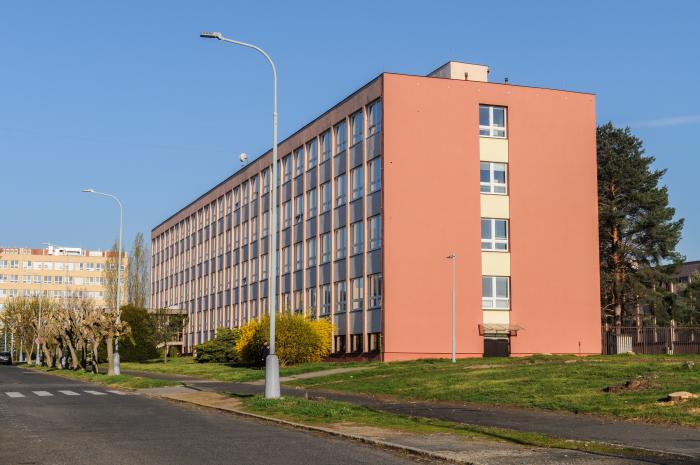 Hlavní budova FZU v pražském Ládví v roce 2019.