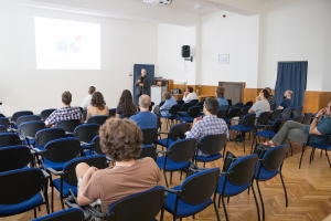 Profesor Vacek z Univerzity Palackého přednášel na ÚFE