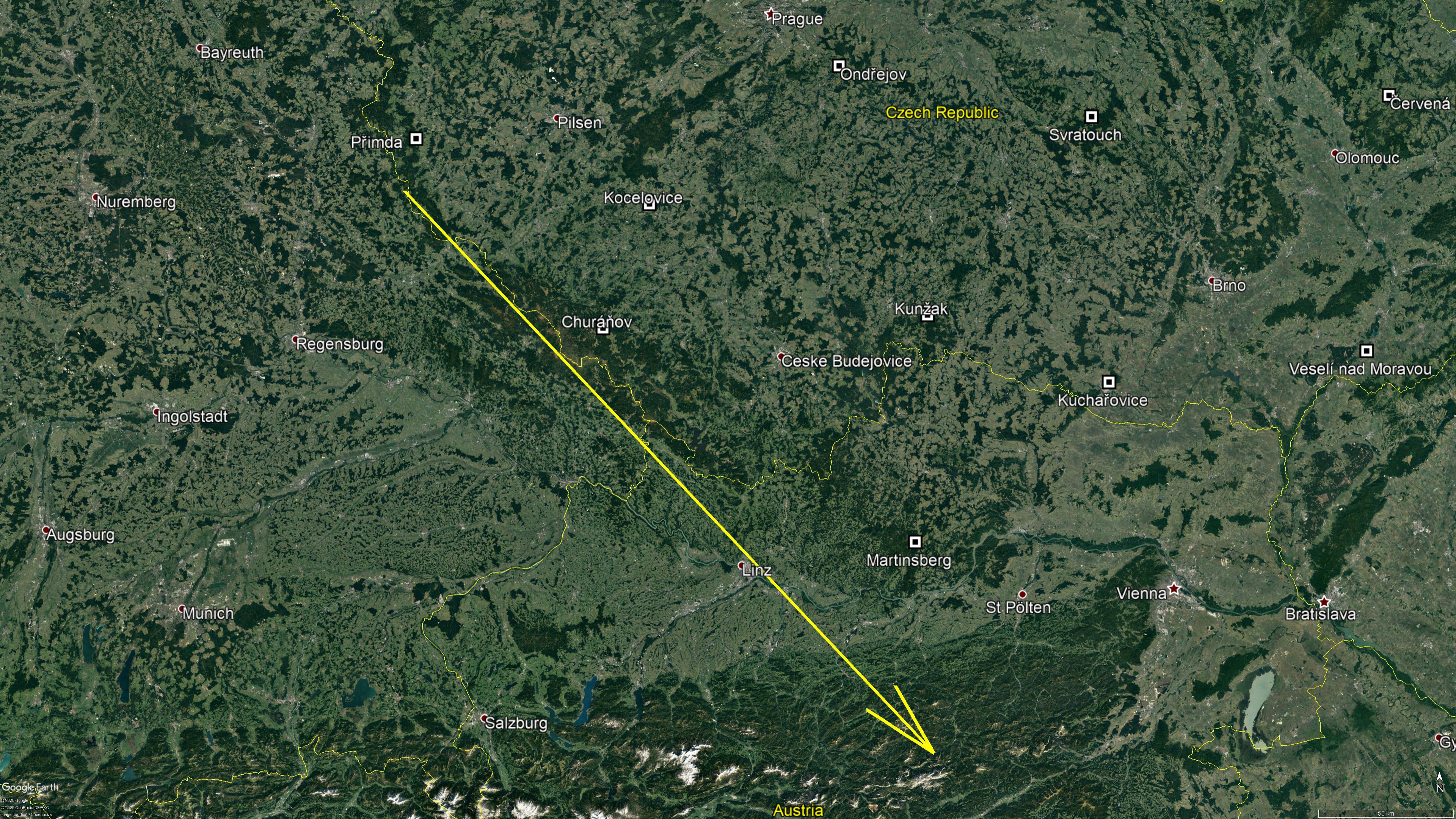 Obrázek 2. Průmět světelné dráhy bolidu v atmosféře na zemský povrch. Celková zaznamenaná dráha bolidu byla 290 km dlouhá a bolid jí uletěl za 24 sekund. (grafika: Astronomický ústav AV ČR, podkladová mapa: Google Earth)
