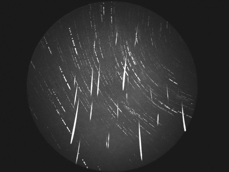 Složený snímek zachycující 23 Geminid zaznamenaných během 40 minut automatickou videokamerou na hvězdárně v Kunžaku 13. prosince 2017 (foto: Astronomický ústav AV ČR).