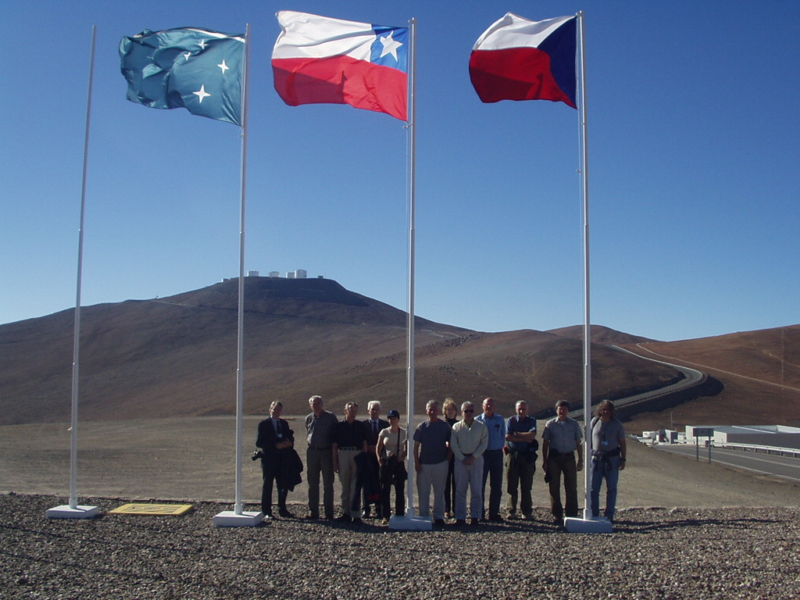 Vlajky na ESO Paranal Observatory při návštěvě oficiální české delegace v listopadu 2006 těsně před podpisem smlouvy o plnohodnotné české účasti v projektu ESO. Stanislav Štefl je na snímku zcela vpravo.