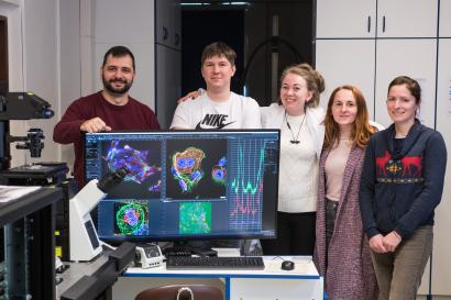 Laboratory of Biophysics (from left Oleg Lunov, Adam Frtús, Mariia Uzhytchak, Barbora Smolková, Linda Fedorowiczova)