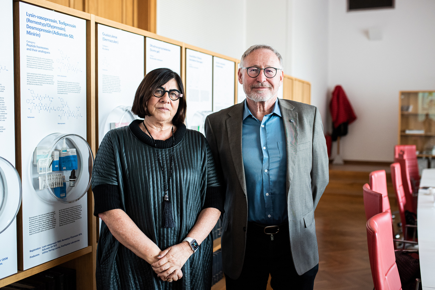 Velvyslankyně Státu Izrael Anna Azari, ředitel ÚOCHB Zdeněk Hostomský (Foto: Tomáš Belloň / ÚOCHB)