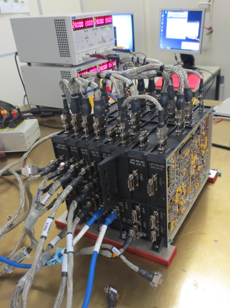 Letový model přístroje pro studium kosmického plazmatu RPW, dvě jednotky LVPS-PDU jsou patrné v pravé části sestavy a jednotka TDS je třetí karta zleva.