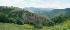 Lesnatá krajina severovýchodní Arménie. Pohled do údolí řeky Getuk u obce Gosh ukazuje mozaikovitost  krajiny. Střídají se různě zapojené  bukové a dubohabrové lesy, louky,  prameniště a stepní trávníky.  Snímky L. a E. Ekrtovi
