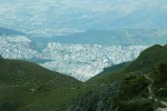 Ekvádorská metropole Quito se stále více rozrůstá vzhůru do svahů sopky Pichincha. Před několika lety otevřená lanovka zpřístupnila páramo nad městem prakticky neomezenému počtu výletníků, což se téměř okamžitě projevilo zvýšenou mírou degradace prostředí. Vrstevnicově orientované pásy jsou výsadby původních druhů dřevin, bez vyloučení požárů  travinné vegetace však tyto snahy o zalesnění nejspíše skončí nezdarem. Snímky P. Sklenáře