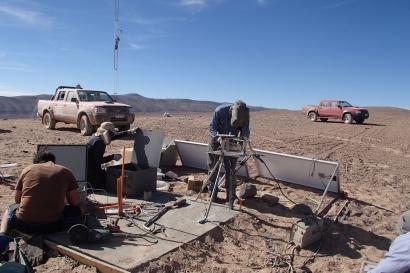 Příprava instalace prvních atmosférických zařízení na jižní části observatoře CTA v Chile, pracovníci FZÚ.