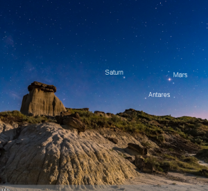 Seskupení Marsu, Saturnu a hvězdy Antares nad Dinosaur Provincial Park v USA. Autor: Alan Dyer. Seskupení Marsu, Saturnu a hvězdy Antares nad Dinosaur Provincial Park v USA. Autor: Alan Dyer.