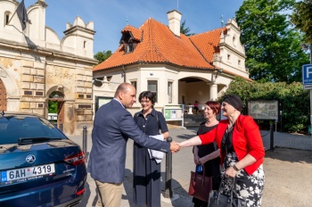 Botanický ústav AV ČR, v jehož čele stojí ředitel Jan Wild, navštívila předsedkyně Akademie věd ČR Eva Zažímalová (první zleva) společně s členkami Akademické rady AV ČR Janou Bludskou a Markétou Pravdovou.  