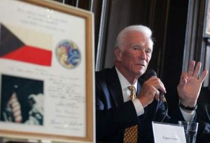  Americký astronaut Eugene Cernan s československou vlajkou při své návštěvě v Praze.