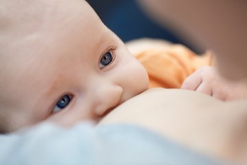 Vědci z ÚEM AV ČR jsou spoluautory nové studie potvrzující pozitivní vliv kojení na přirozený vývoj kognitivních funkcí u dětí