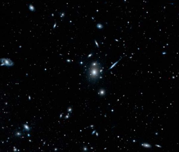 Kupa galaxií Abell 1637 na přehledovém snímku z Atlas of the Universe. Uprostřed snímku je umístěna galaxie NGC 3842, nejjasnější členka kupy, která je současně galaxií s největší známou černou veledírou s hmotností přesahující 9,5 miliard slunečních hmotností. 