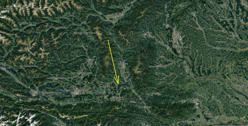 Průmět světelné dráhy bolidu v atmosféře na zemský povrch. Celková zaznamenaná dráha bolidu byla 82 km dlouhá a bolid jí uletěl za 5.5 sekundy. (grafika: Astronomický ústav AV ČR, podkladová mapa: Google Earth)