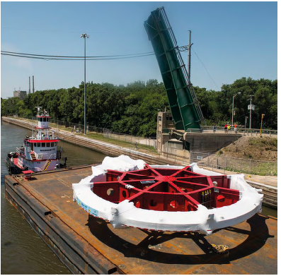 Snímek z transportu supravodivého magnetu z Brookhavenské národní laboratoře do Fermilab.