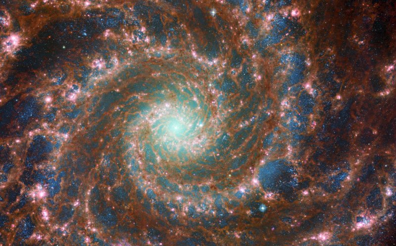 Kombinovaný snímek Phantom Galaxy na základě optických dat z Hubbleova teleskopu a infračervených dat z teleskopu Jemesa Webba. Autor: ESA