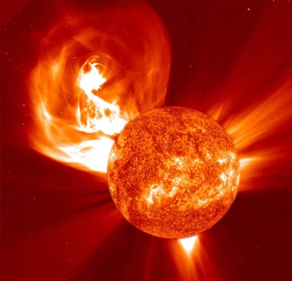 Výron hmoty do koróny zachycený u našeho Slunce. Obrázek je složeninou snímku z koronografu, který zobrazuje sluneční okolí, a snímku slunečního disku pořízeného v ultrafialové oblasti spektra, oba z přístrojů na družicové observatoři SoHO. © SOHO/ESA/NASA