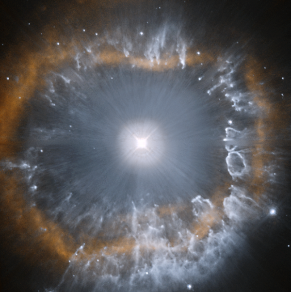 Přímý snímek modré svítivé proměnné AG Carinae z Hubblova kosmického dalekohledu. Jasná hvězda je obklopena ne zcela sférickou mlhovinou. Lze očekávat, že okolí MN 112 vypadá podobně. © Hubble Legacy Archive