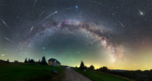 Kompozitní snímek maxima roje Perseid nad Královou Studňou na Slovensku z roku 2016 zachycuje Mléčnou dráhu a 104 meteorů vylétajících z jednoho místa na obloze – radiantu v souhvězdí Persea. Nejvíce meteorů bude vidět z těch míst, kde neruší světlo měst. 
Foto:  Petr Horálek
