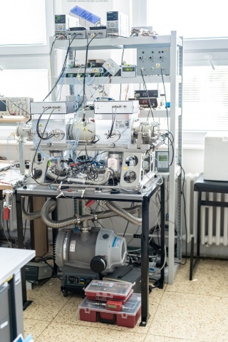 V laboratoři neprobíhá jen testování látek. Vědci zde navrhují také další generaci měřicích přístrojů.