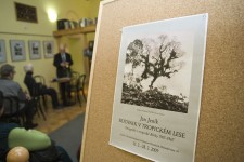 Z vernisáže výstavy Jan Jeník – Botanik v tropickém lese konané v Literární kavárně knihkupectví Academia. Foto z archivu redakce