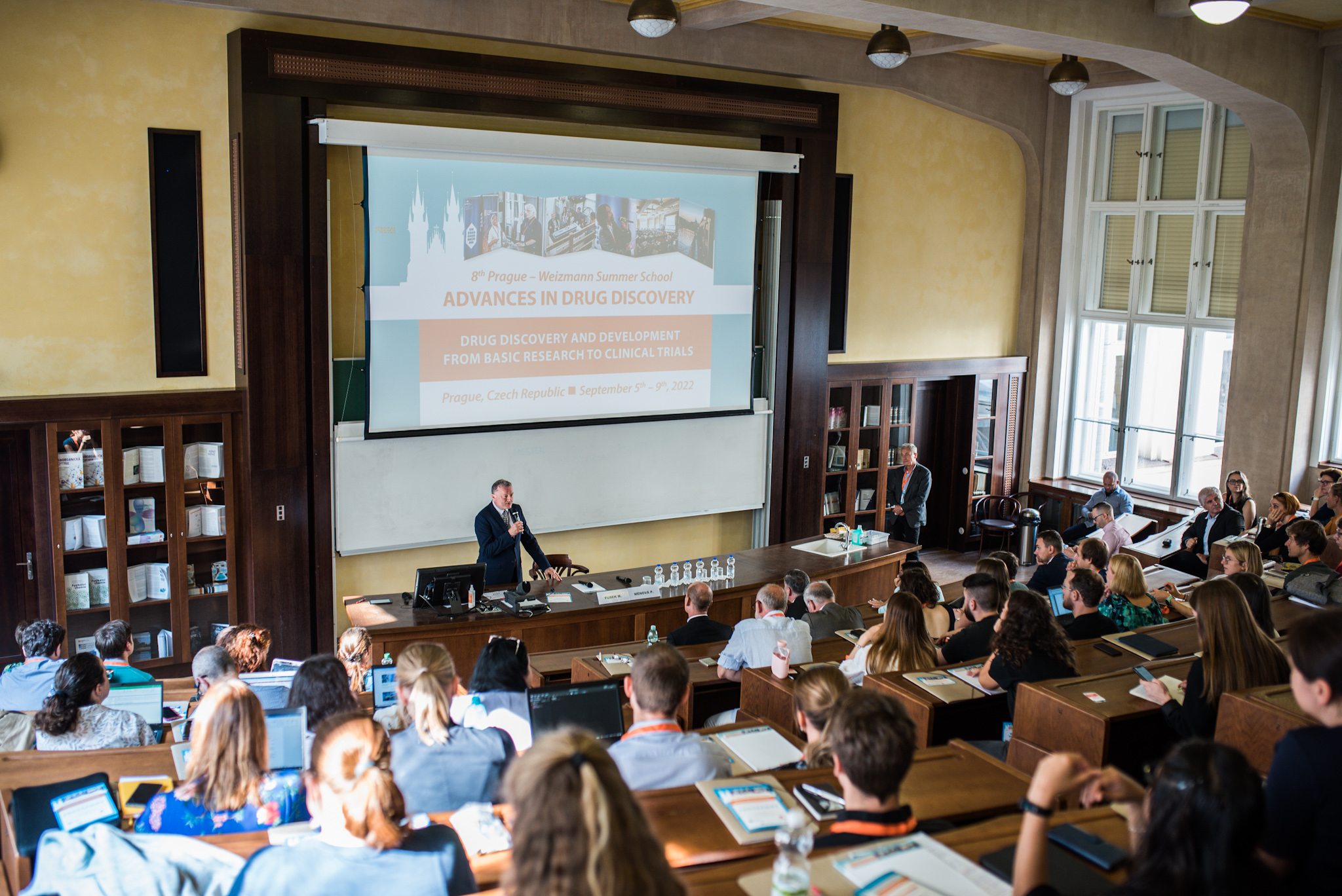 Za novinkami z vývoje léčiv se do Prahy sjeli studenti z celého světa