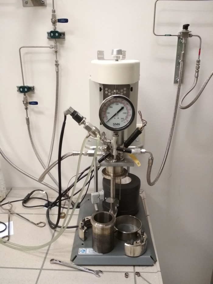 Figure Autoclave for saturating metallic materials with hydrogen of the gas phase.