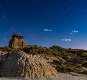 Seskupení Marsu, Saturnu a hvězdy Antares nad Dinosaur Provincial Park v USA. Autor: Alan Dyer.