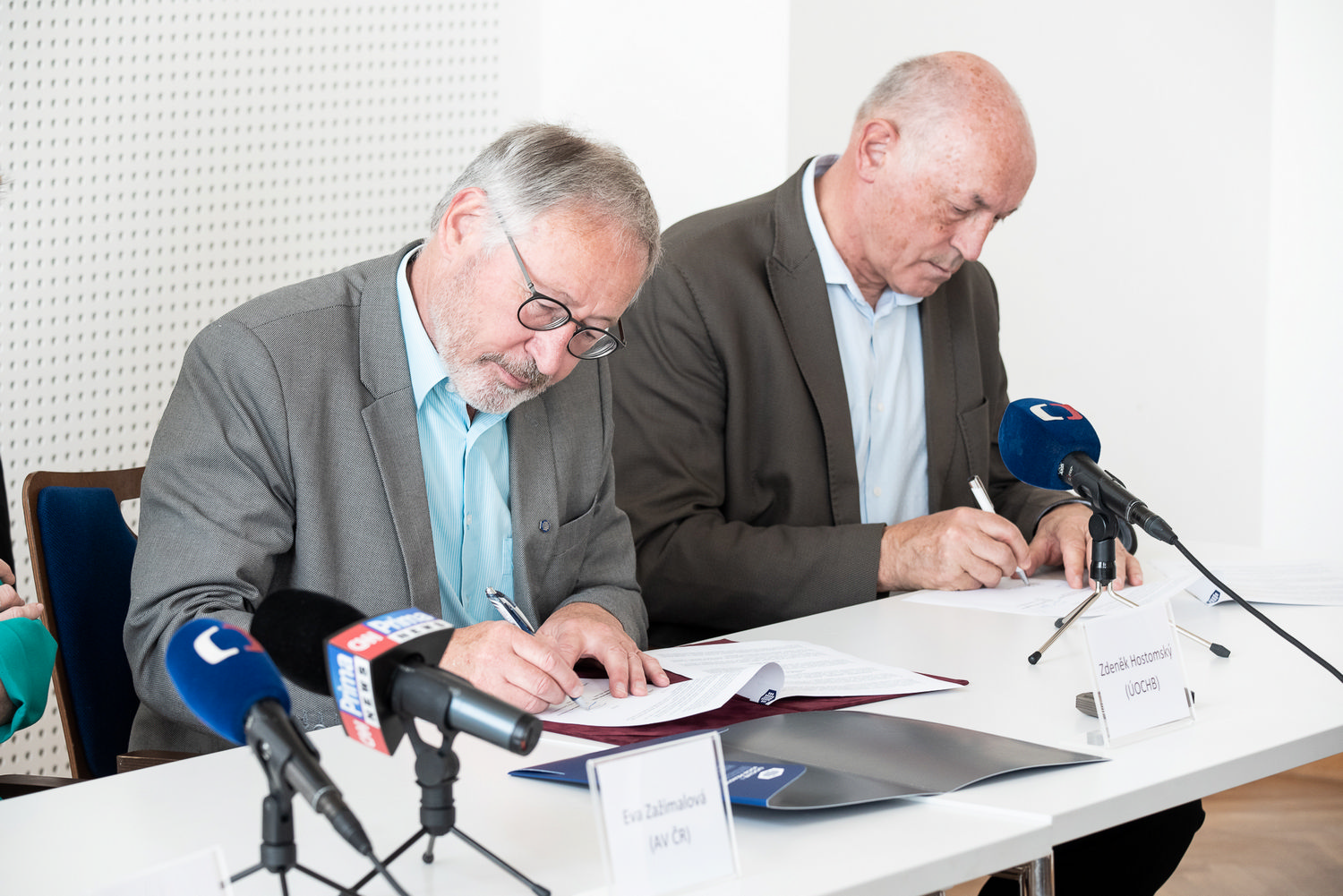 Zdeněk Hostomský (ředitel ÚOCHB) a Jan Kopecký (ředitel FGÚ). Foto: Tomáš Belloň / ÚOCHB