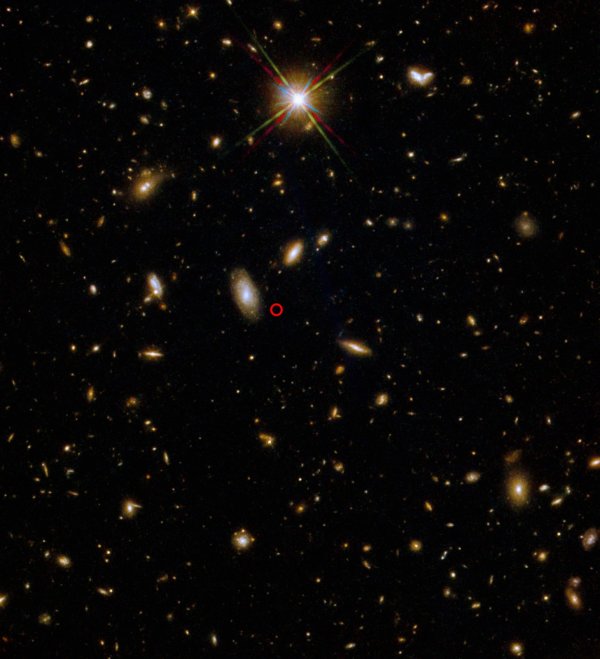Část oblohy s pozicí gama záblesku GRB 211211A. Kredit: Nature.
