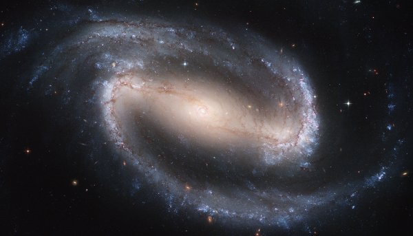 NGC 1300, galaxie s dobře patrnou příčkou, na snímku z Hubbleova kosmického dalekohledu. 