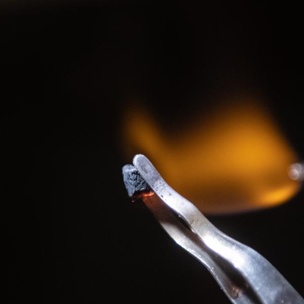 Nový uhlíkový materiál odolávající plamenům s teplotou až 1500 °C