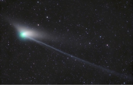 Na snímku je vpravo vidět úzký iontový ohon komety. Prachový ohon komety ZTF se díky její pozici   vůči Zemi a Slunci stáčí pryč od nás (je to ten vějíř nad, tedy vlastně za kometou) a díky tomu   vidíme kometu v čím dál nezvyklejším pohledu. Foto: Michael Jäger.
