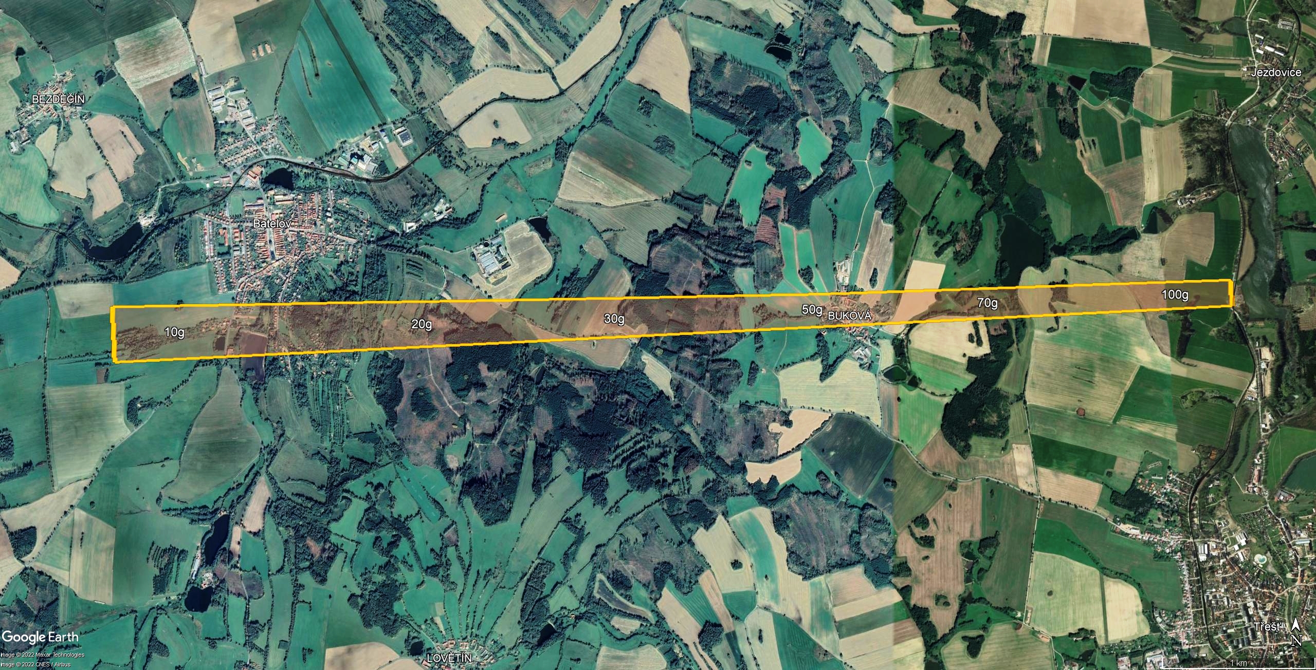 Detail oblasti, kde by se mohly nacházet meteority. Meteority různých hmotností lze očekávat v různých částech oblasti. Vyznačena jsou teoretická místa dopadu meteoritů o hmotnostech od 10  do 100 gramů. Není však známo, jak velké meteority ve skutečnosti dopadly. (grafika: Astronomický ústav AV ČR, podkladová mapa: Google Earth).