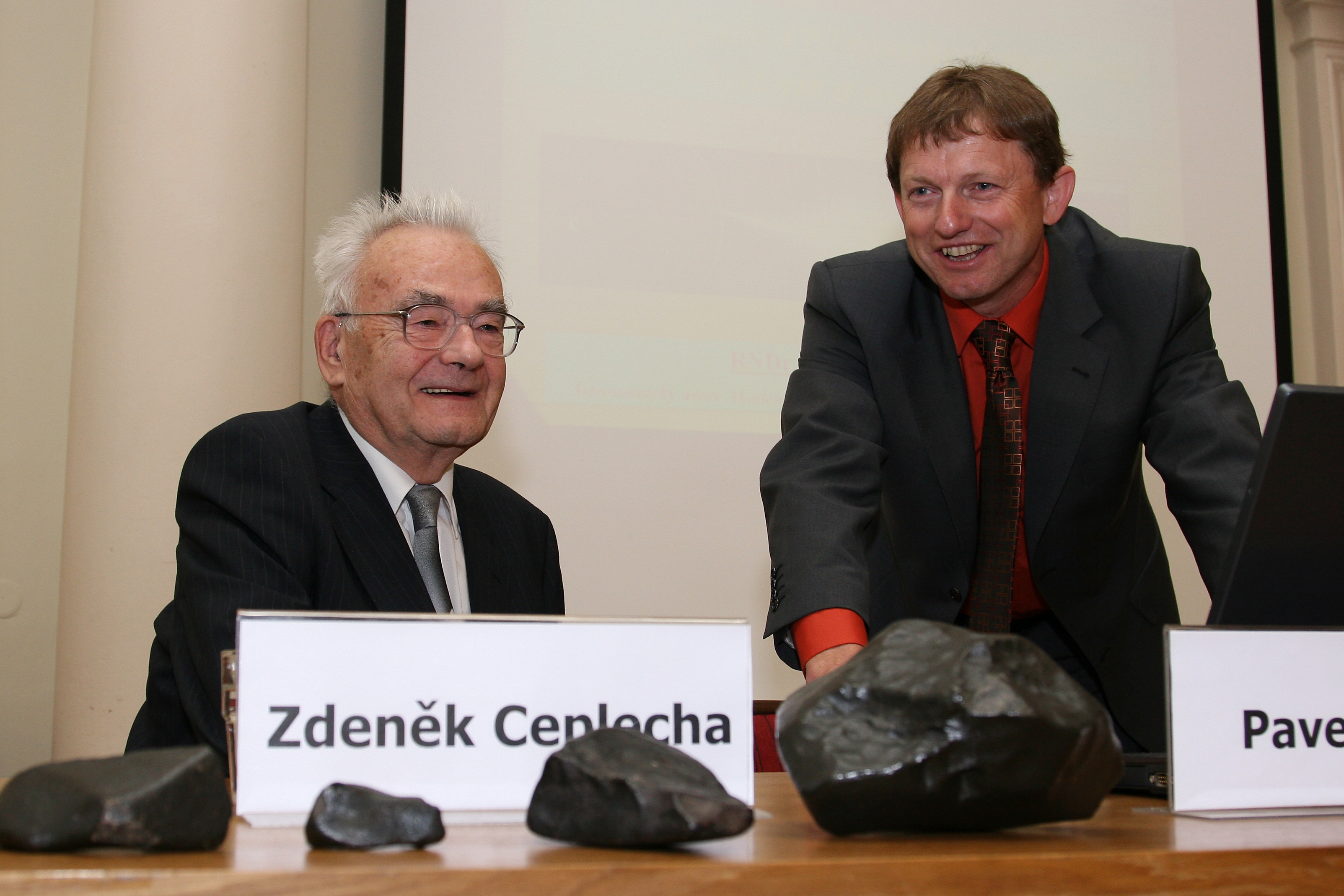 Dr. Zdeněk Ceplecha (vlevo) a jeho nástupce Dr. Pavel Spurný s meteority při 50. výročí pádu - rok 2009