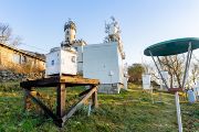 Některé novější přístroje jsou umístěny na takzvané meteorologické zahrádce za budovou. Zde na obrázku vidíme oblačný profiler METEK Mira 35c, díky kterému vědci zjišťují podrobnosti o oblačných částicích. 