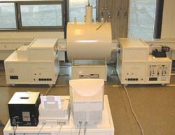 Hmotnostní spektrometr pro přesné určení hmotnosti proteinů je schopen během hodiny analyzovat tisíce fragmentačních spekter peptidů vzniklých štěpením proteinů rozdělených dvourozměrnou elektroforézou. Foto archiv autorů / © Photo archive of the authors