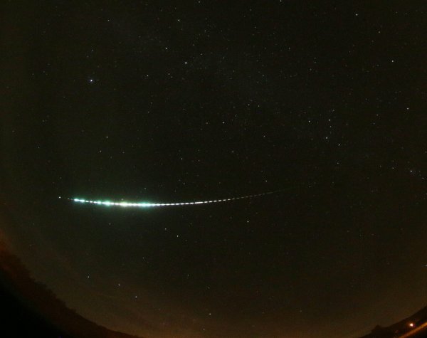 Snímek bolidu s několika výbuchy z Evropské bolidové sítě. Jde o jižní Tauridu z 27. 10. 2022, která v 18.47:58 světového času protnula zorné pole stanice DAFO v Šindelové. Stopa je přerušena 16krát za sekundu pro časování. Snímek bolidu s několika výbuchy z Evropské bolidové sítě. Jde o jižní Tauridu z 27. 10. 2022, která v 18.47:58 světového času protnula zorné pole stanice DAFO v Šindelové. Stopa je přerušena 16krát za sekundu pro časování.